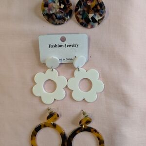 Fashion Jewelry Tortoise Shell and White Flower Earrings Set of 3